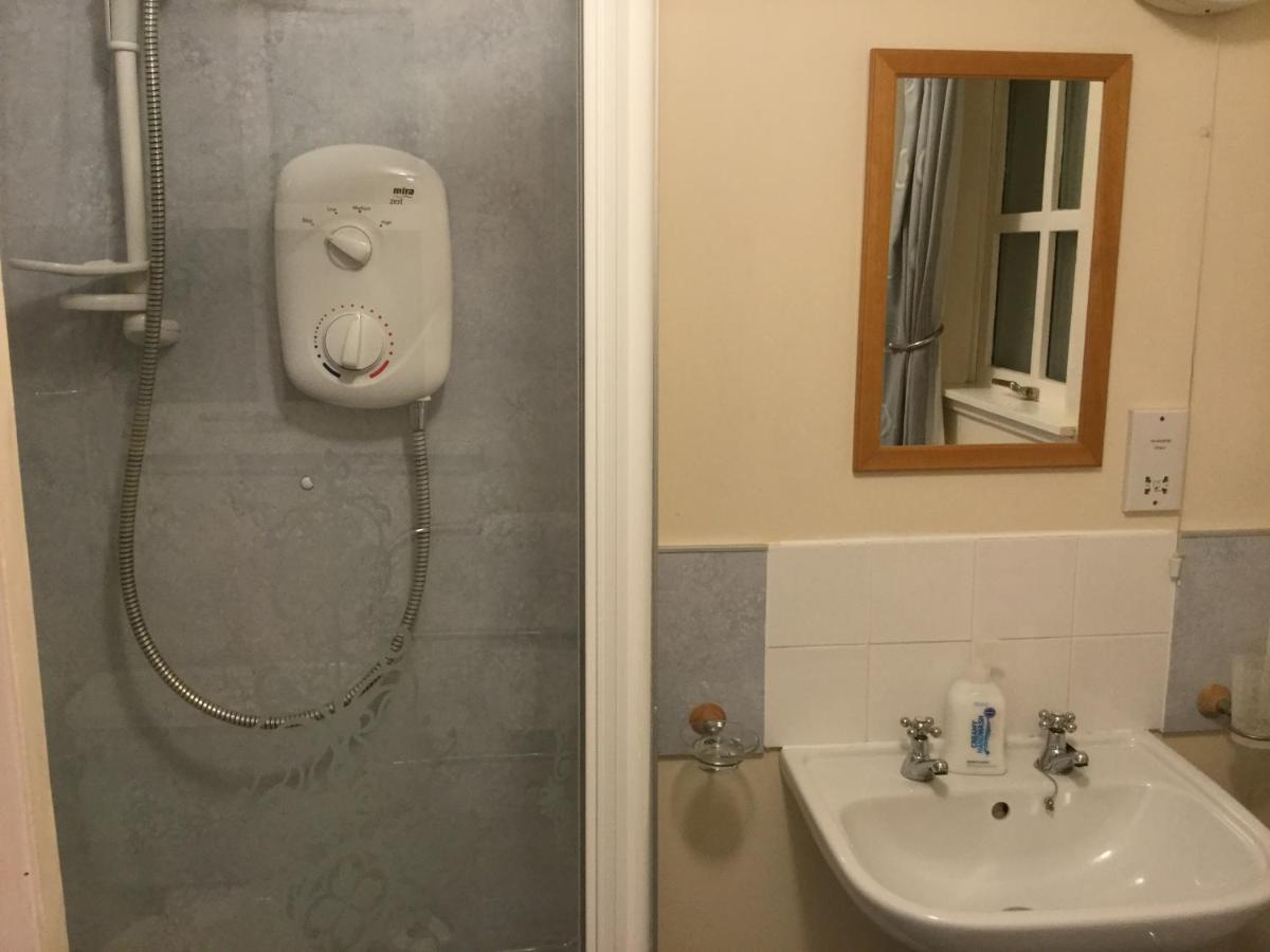 אינברנס Three-Bedroom Old Cottage Free Parking מראה חיצוני תמונה