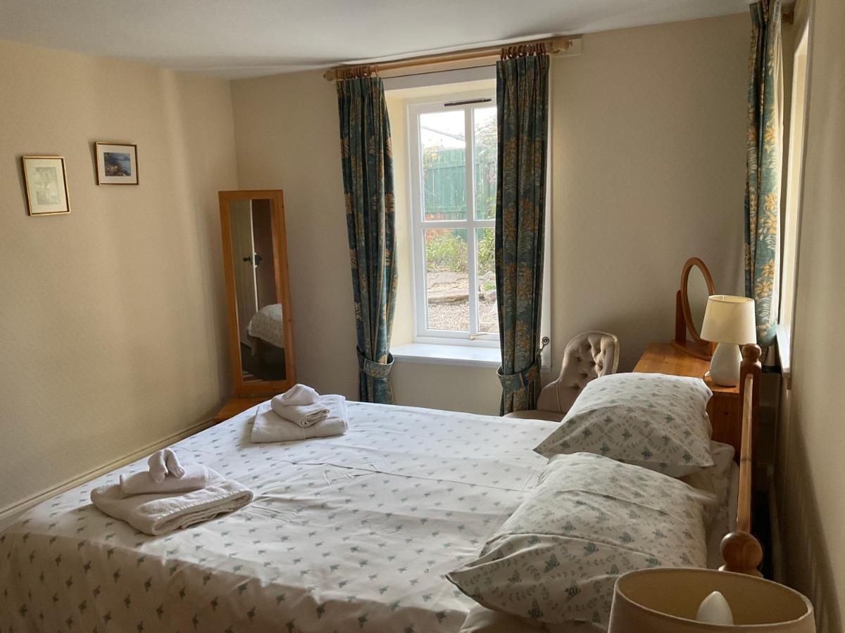 אינברנס Three-Bedroom Old Cottage Free Parking מראה חיצוני תמונה